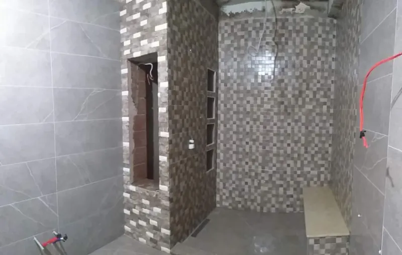 Reforma de baño moderno — detalle 1