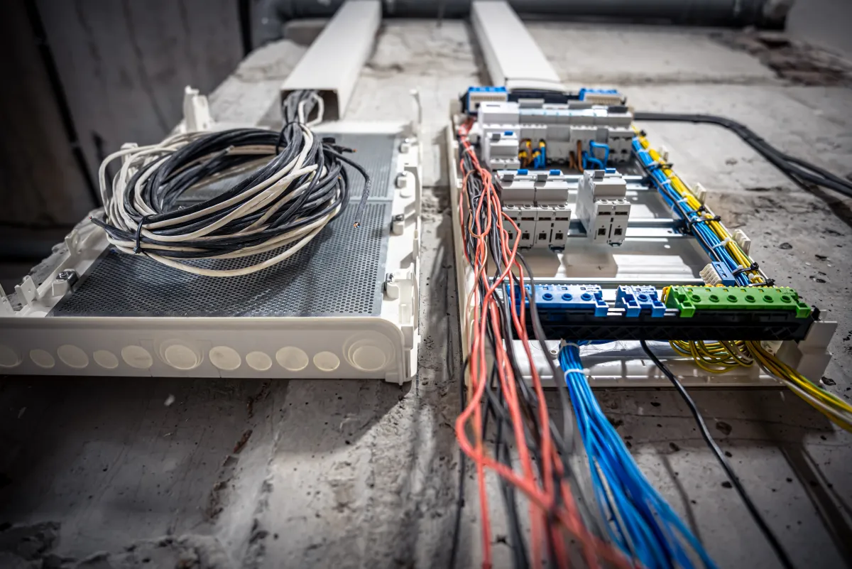 Cuadro electrico profesional con interruptores y cableado